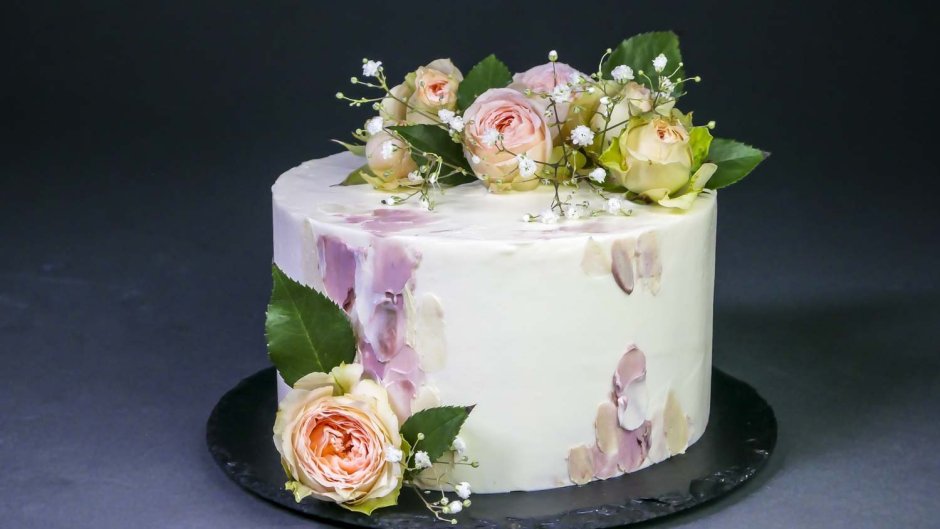 Торт с макаронс и цветами