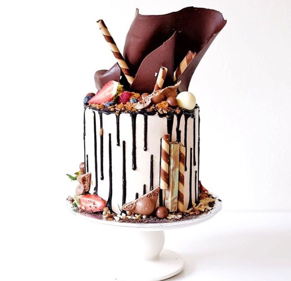 Торт с шоколадными парусами декор