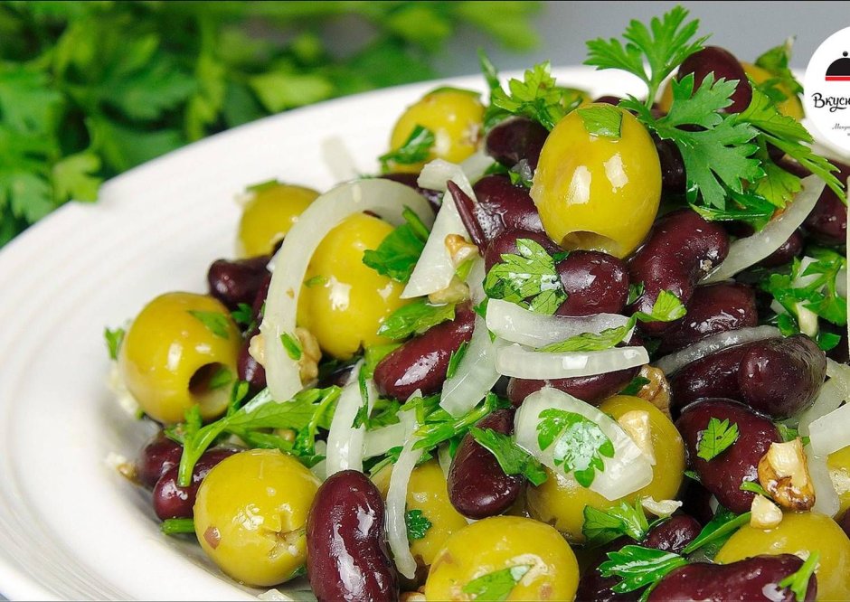 Салат с фасолью и оливками