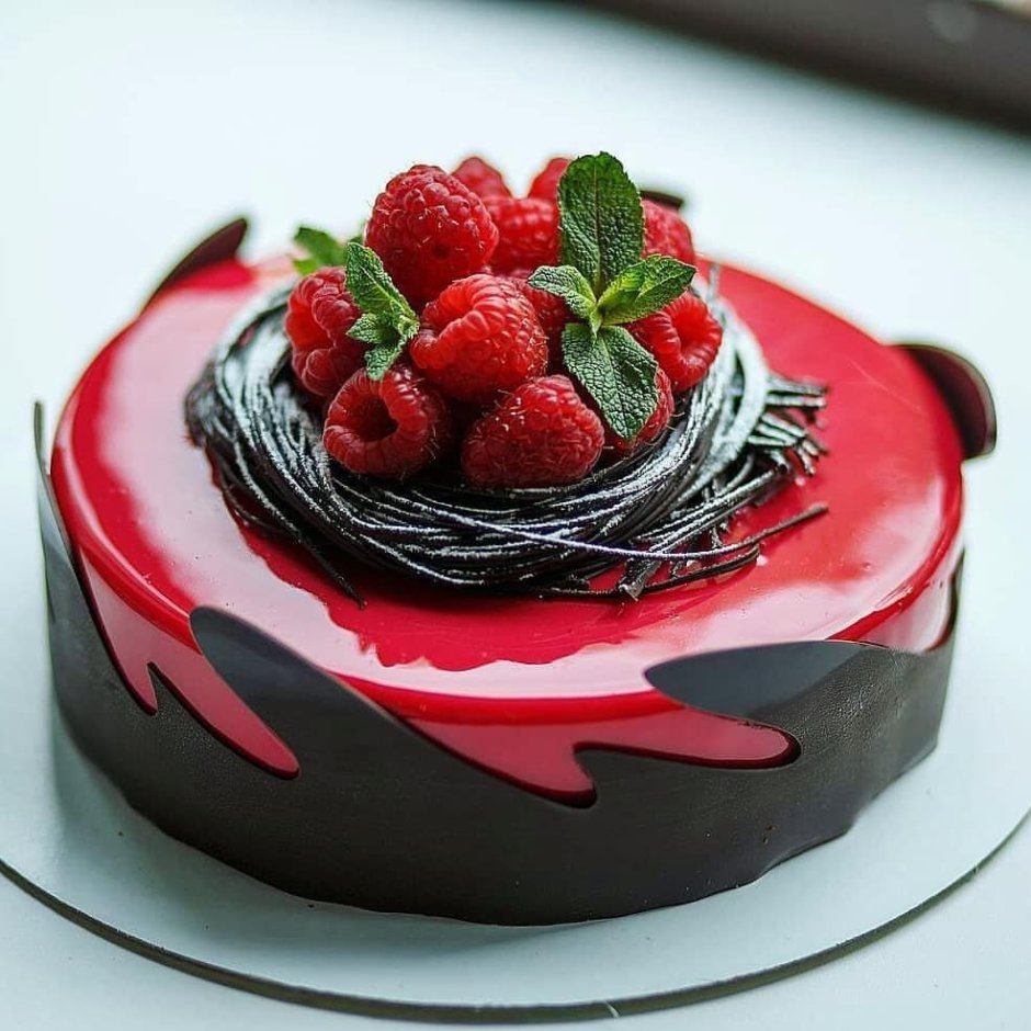 Торт с красной глазурью