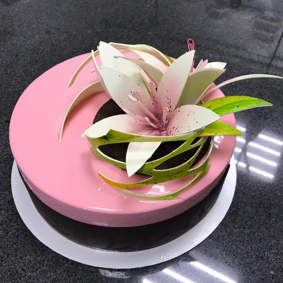 Декор торта с лилиями