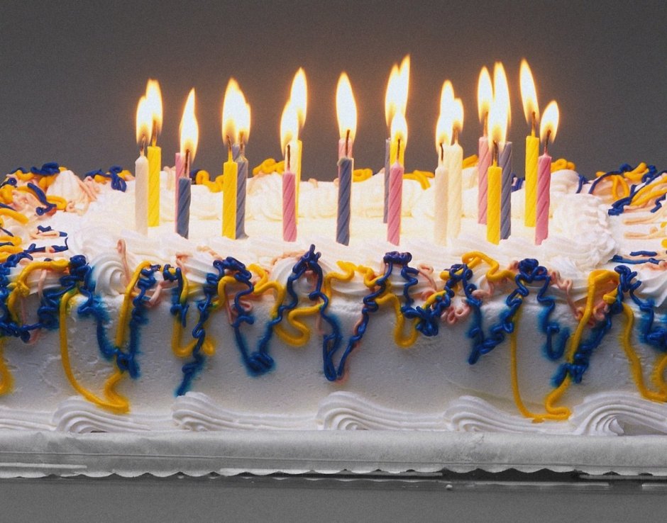 Торт с горящими свечами