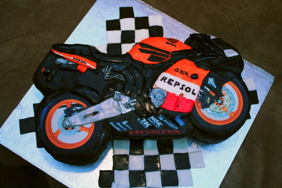 Торт с мотоциклом Хонда