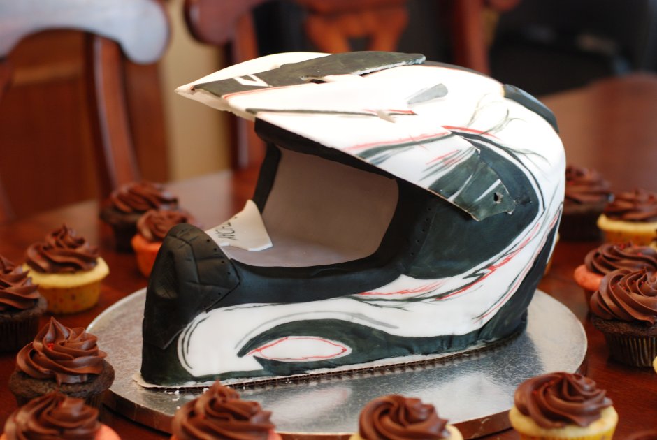 Торт мотоциклетный шлем