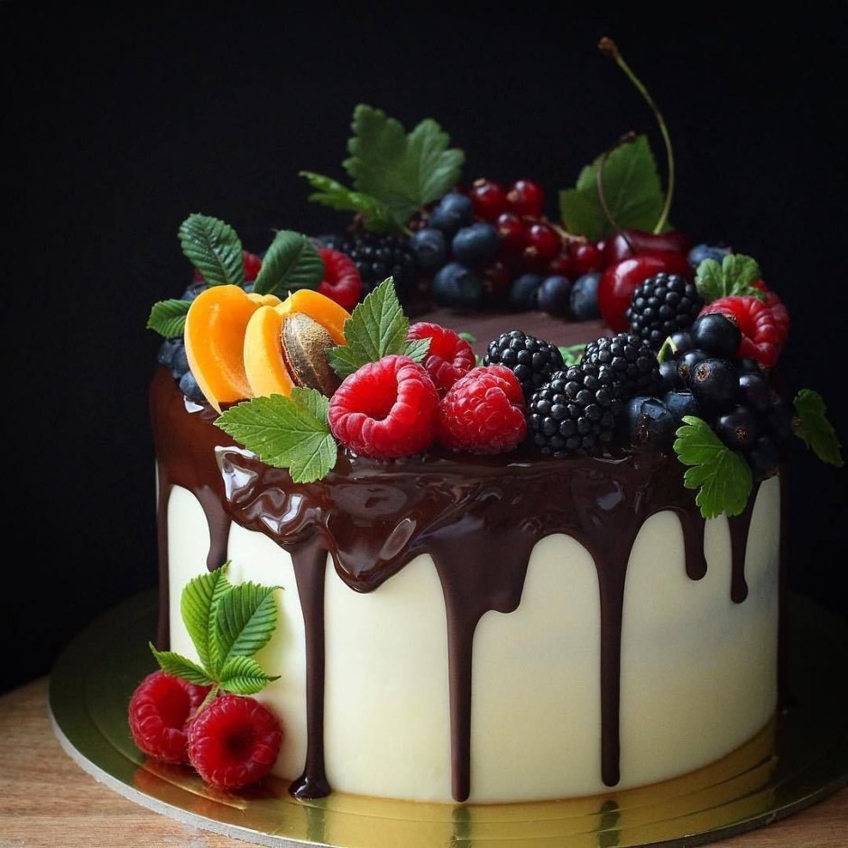 Красивый торт с фруктами