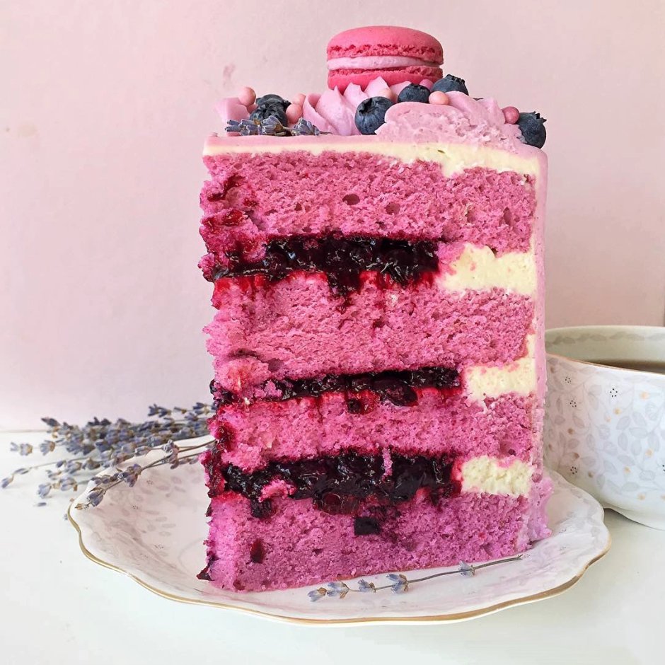 Розовый торт с голубикой