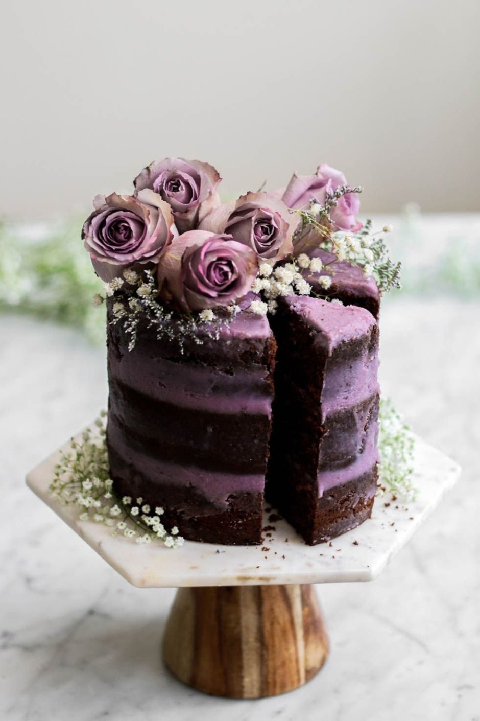 Шоколадный торт с живыми цветами