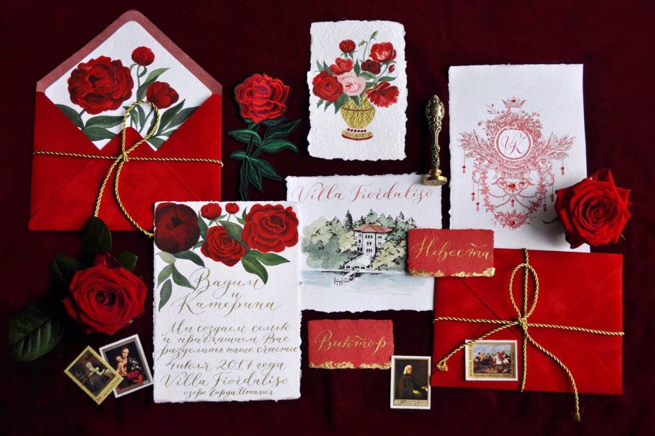 Карточки с именами на свадьбе в королевском стиле