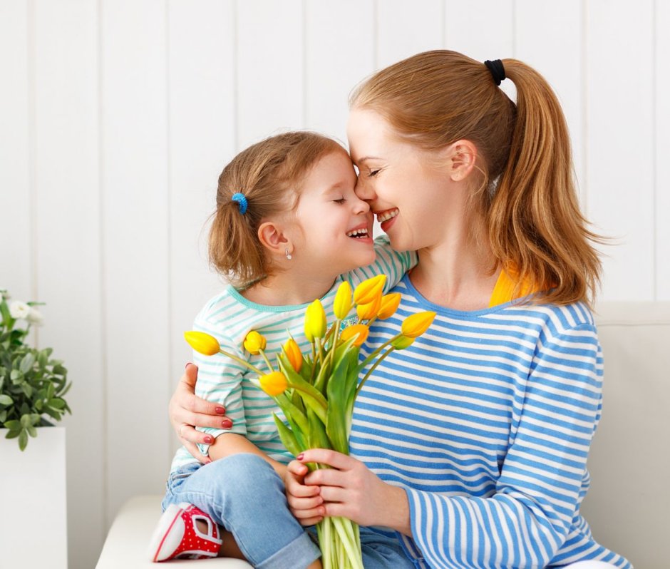 Дочка дарит маме цветы