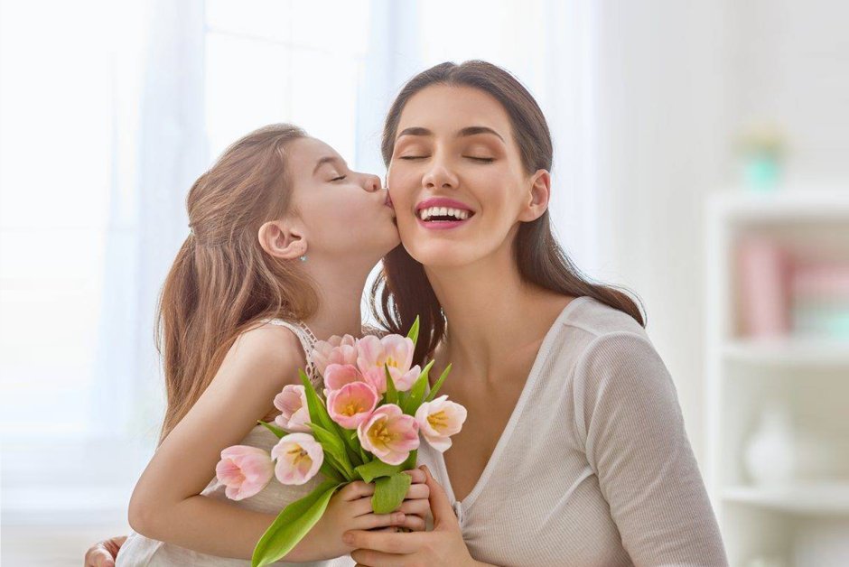 Дочка дарит маме цветы