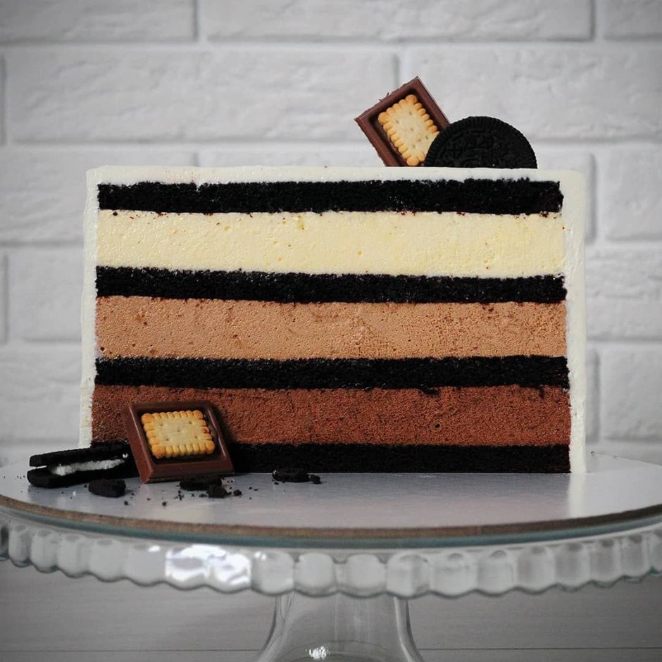 Торт три шоколада на белом фоне