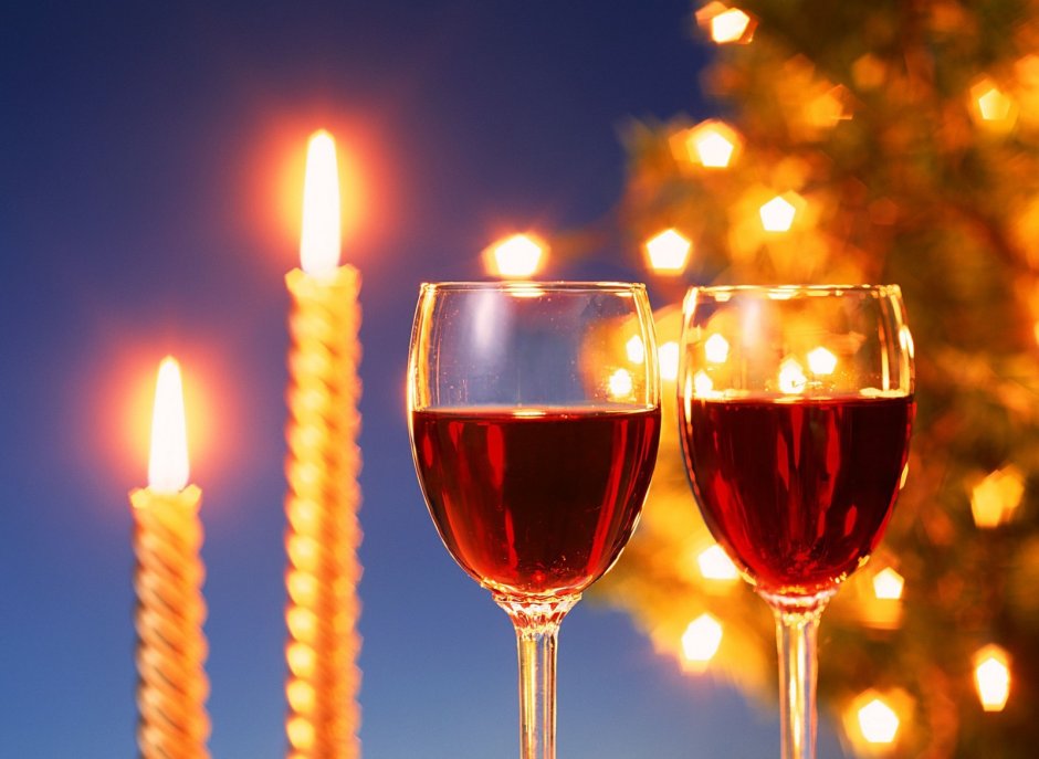 Фужеры с вином и свечи