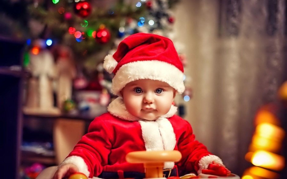 Малыш в костюме Деда Мороза