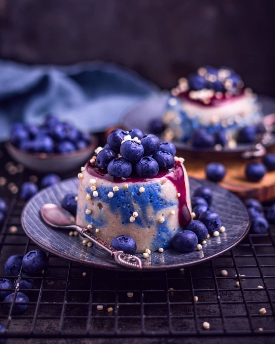 Торт в фиолетовых тонах с фруктами