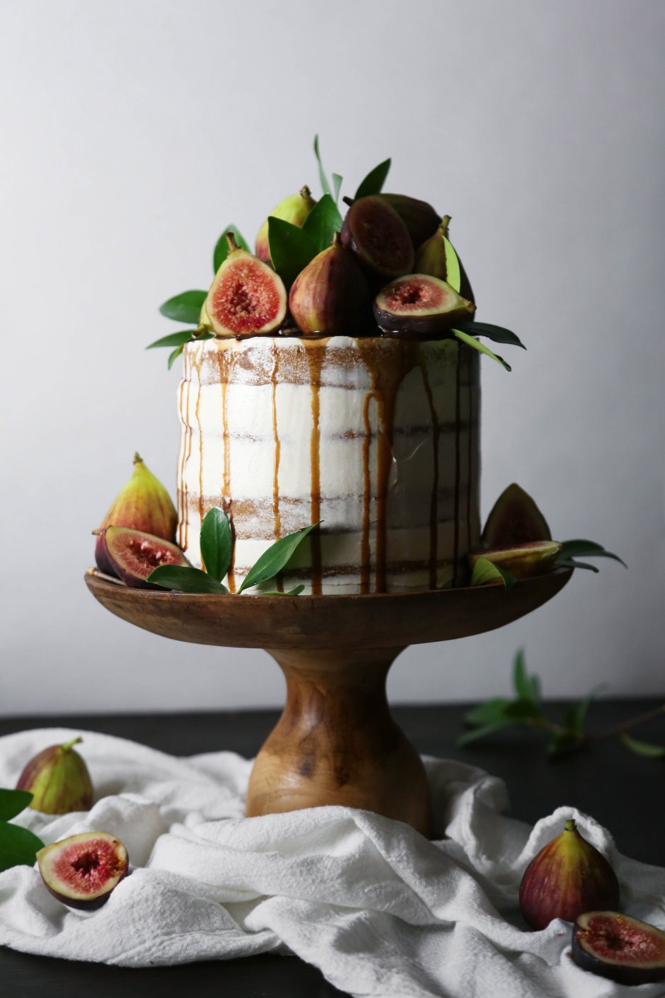Шоколадный торт с декором из ягод