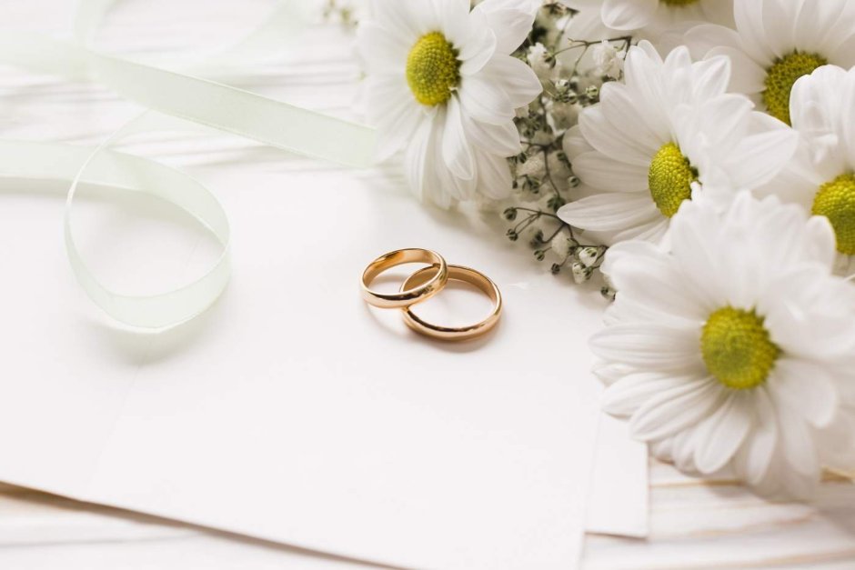 Свадебные кольца на столе