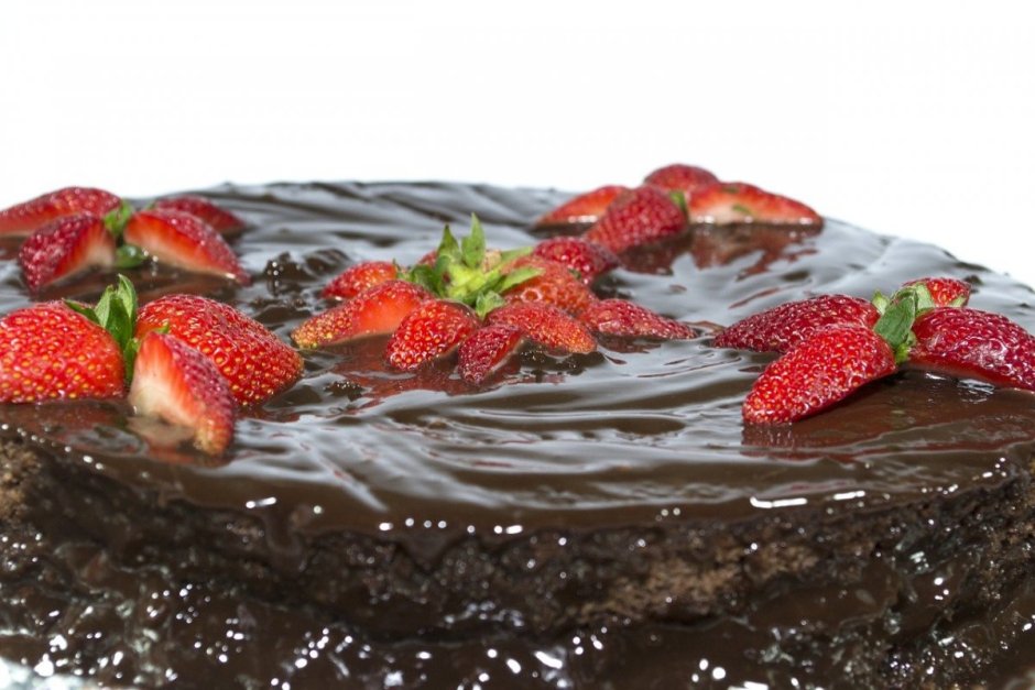 Торт шоколадный с клубникой изображение