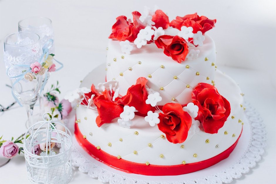 Двухъярусный свадебный торт с минимальным декором