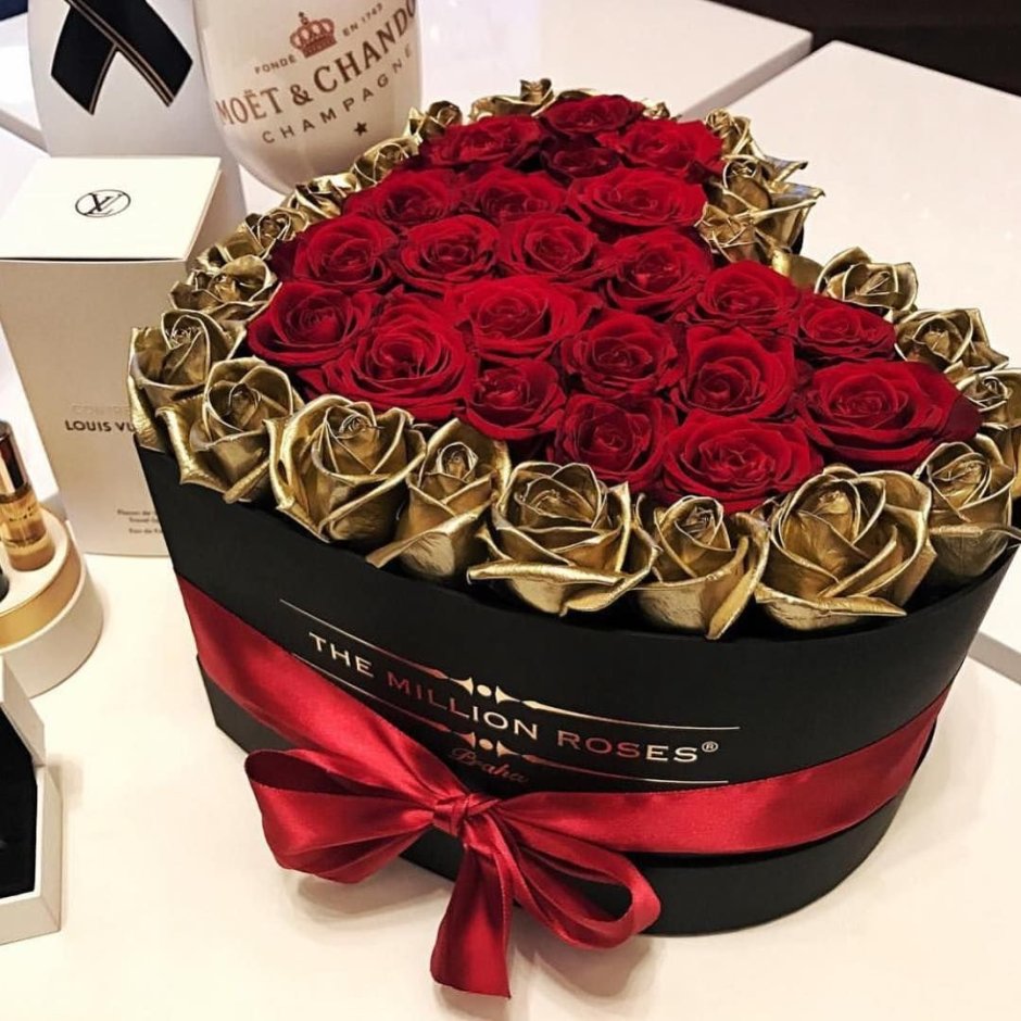 Розы в коробке с подарком