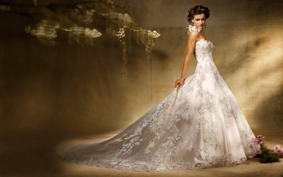 Красотка в свадебном платье