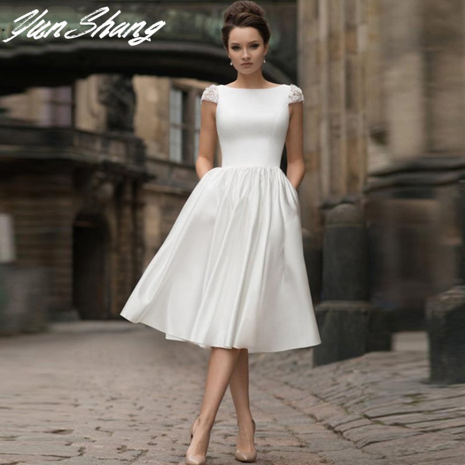 Белое кружевное платье миди