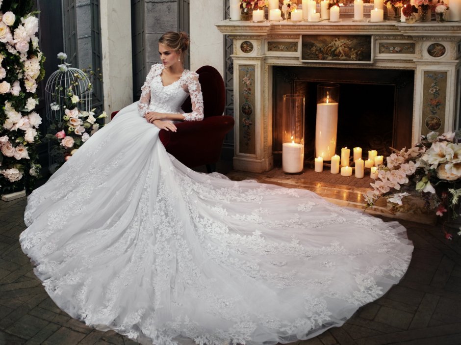 Невеста в свадебном платье спиной