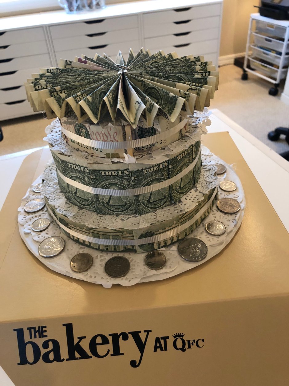 Зелёный торт с деньгами