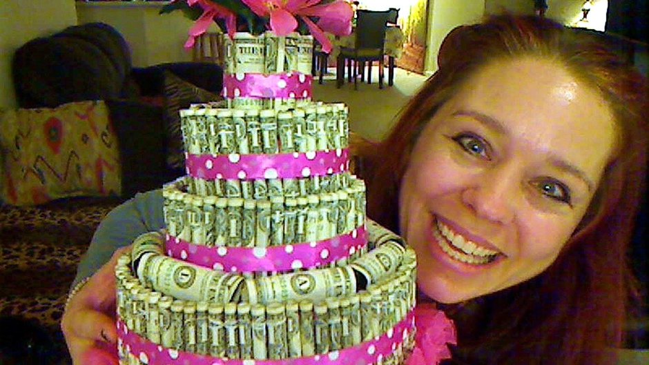 Торт с деньгами и цветами