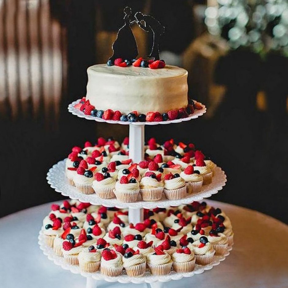 Торт с пирожными на свадьбу