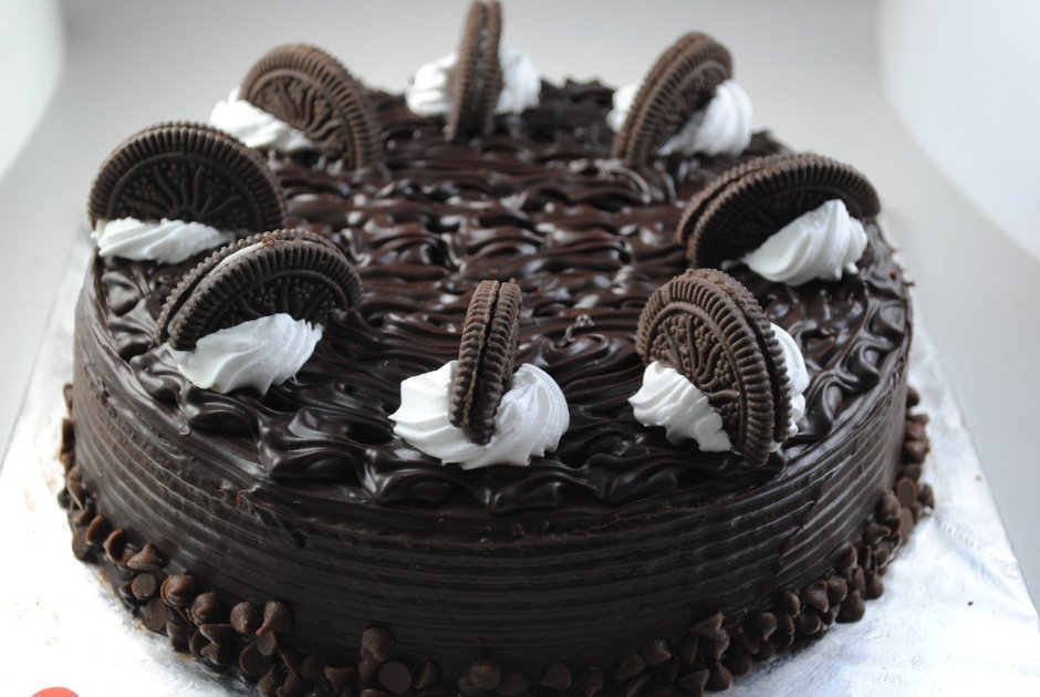 Украшение торта голубикой и шоколадом