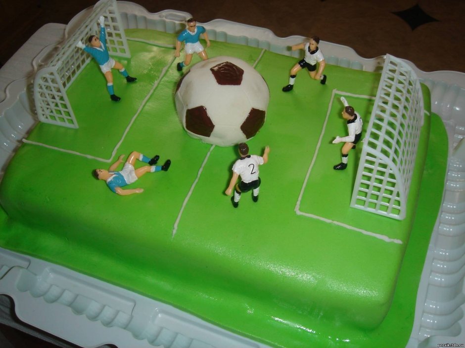 Торт в виде футбола