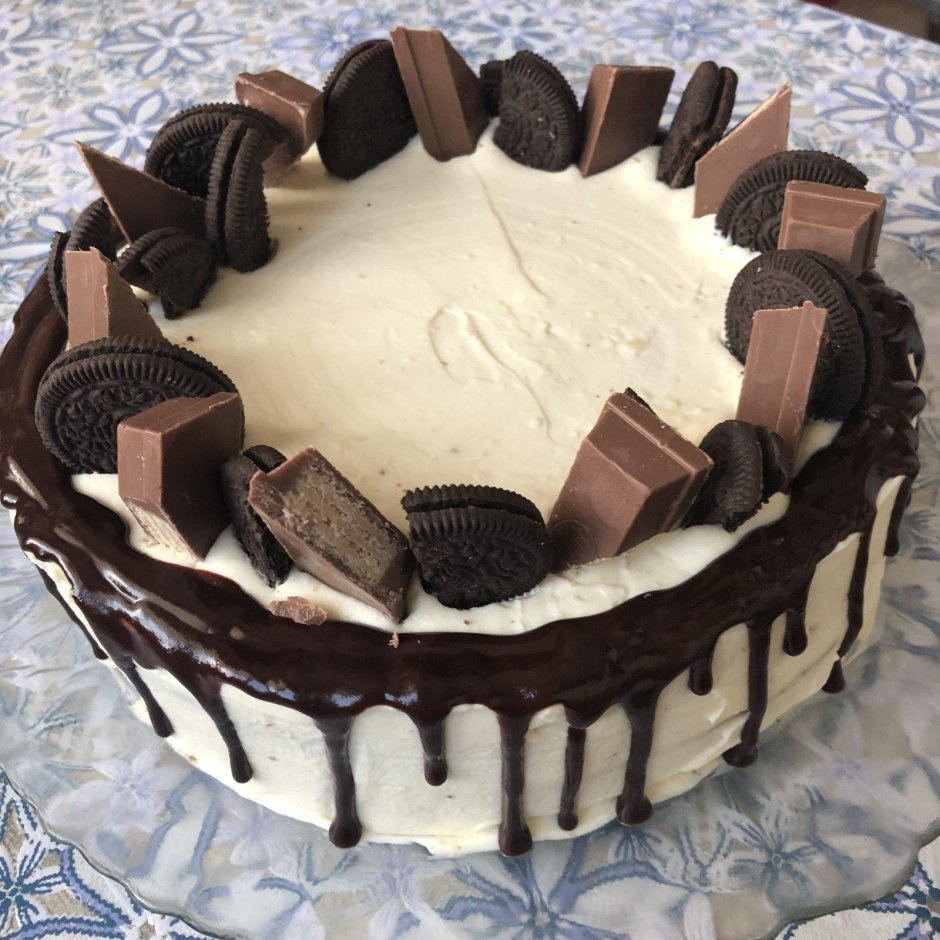 Украшение торта Орео и шоколадом
