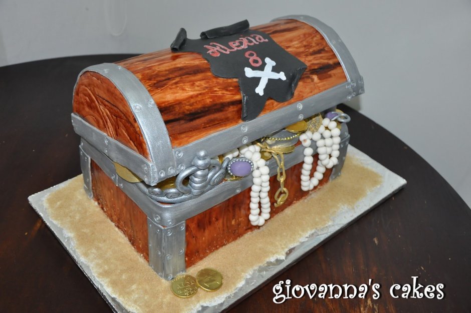 Торт в виде пиратского сундука с сокровищами