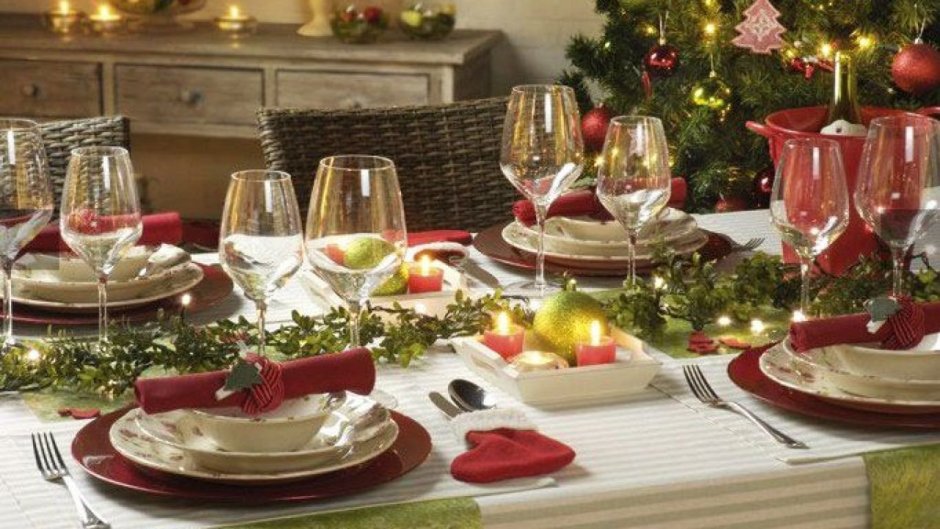 Красочная сервировка новогоднего стола