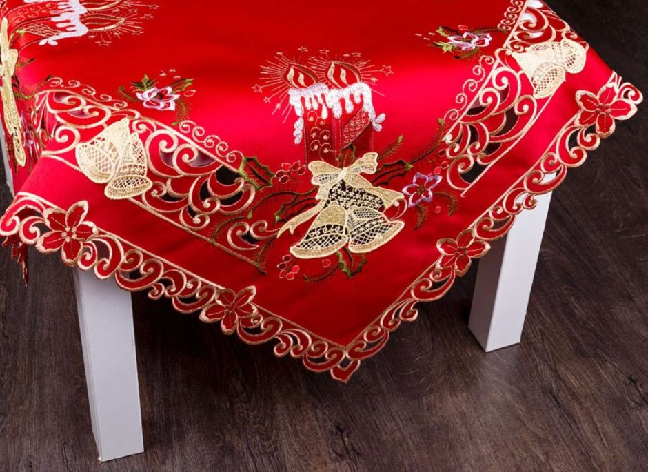 Декор новогоднего стола с красной скатертью