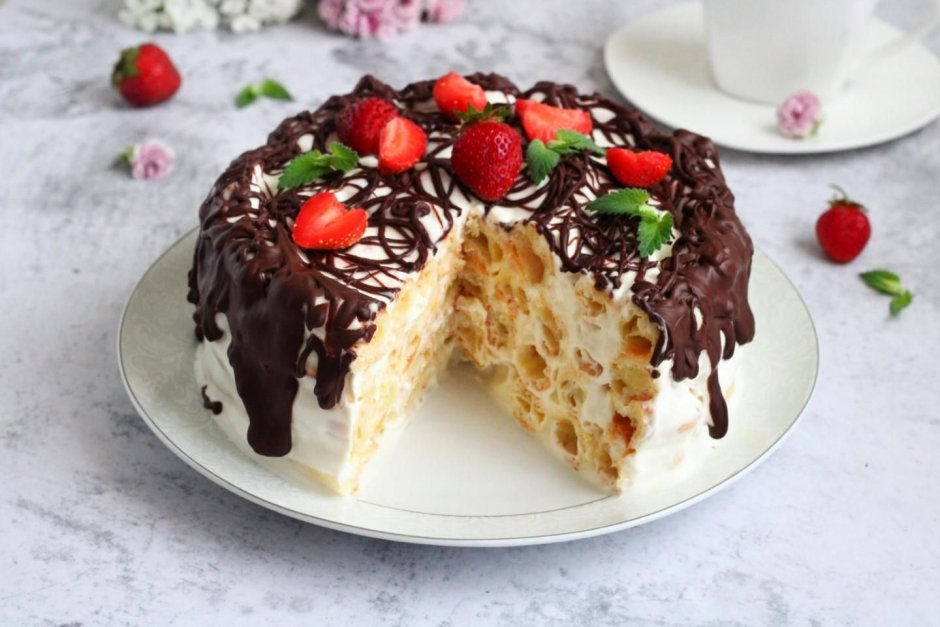 Кусок торта на тарелке