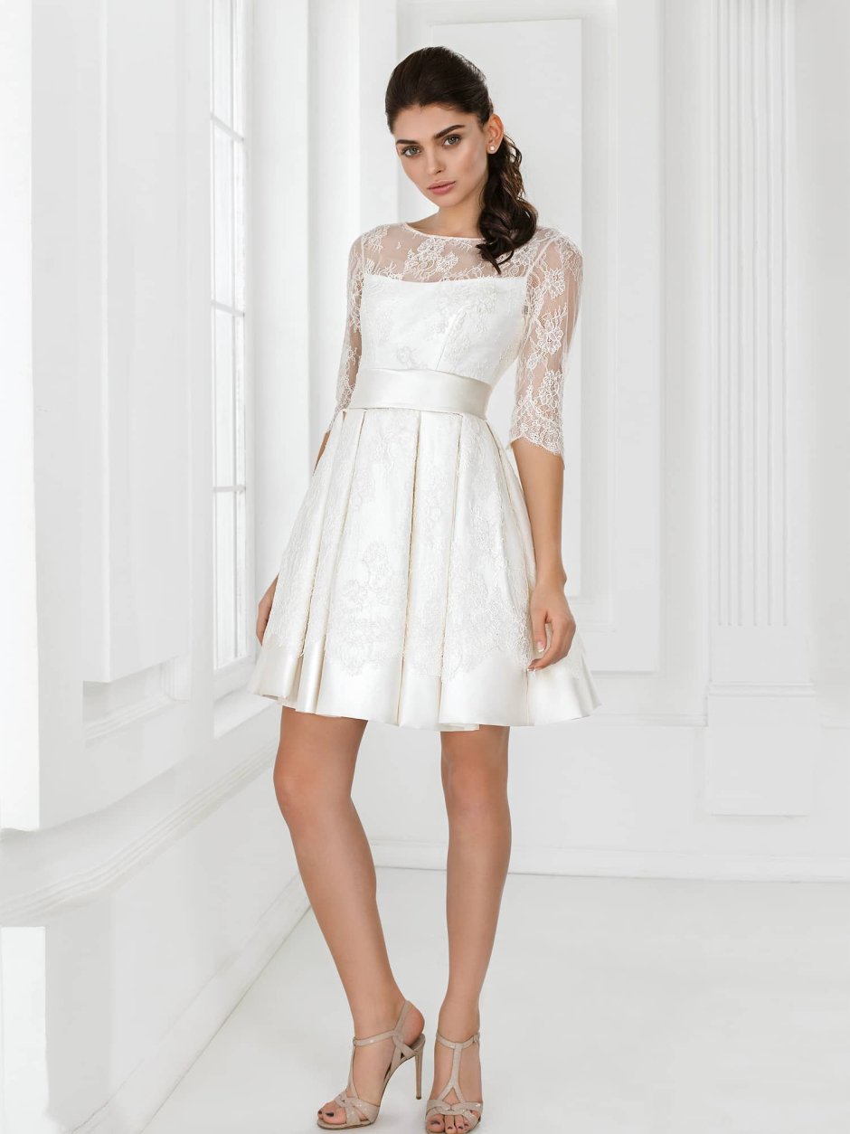 Короткое свадебное платье с пышной юбкой