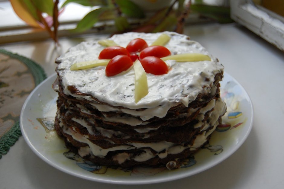 Печёночный торт с чесноком и майонезом