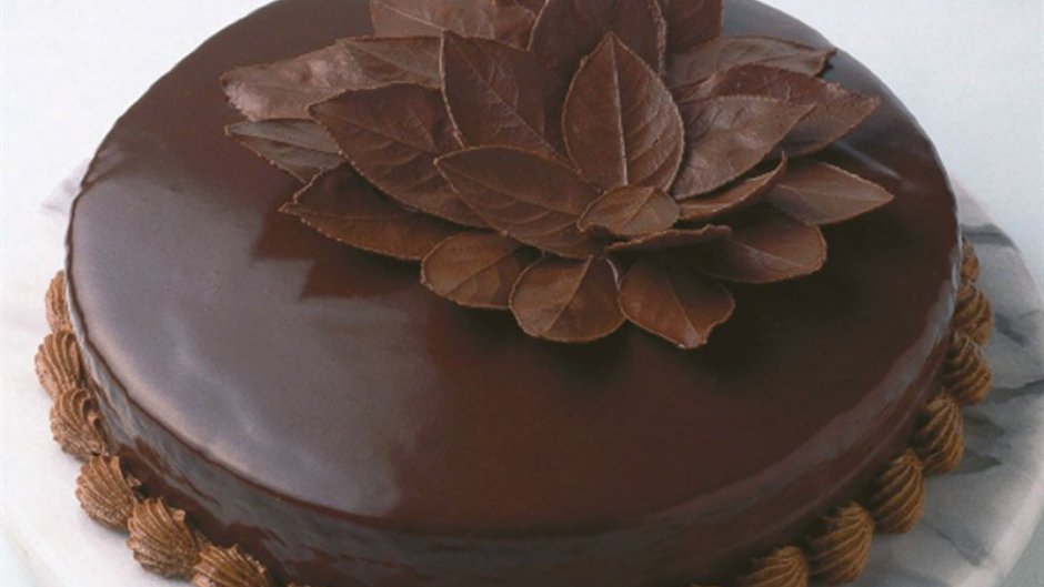 Торт украшенный шоколадными листьями