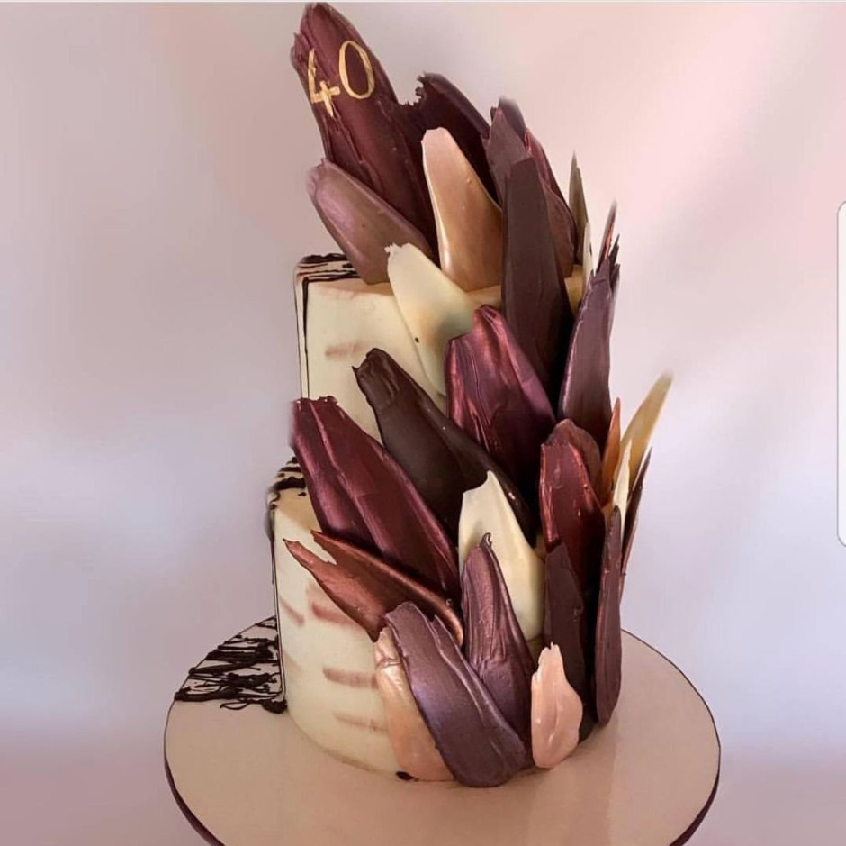 Украшение торта шоколадными перьями