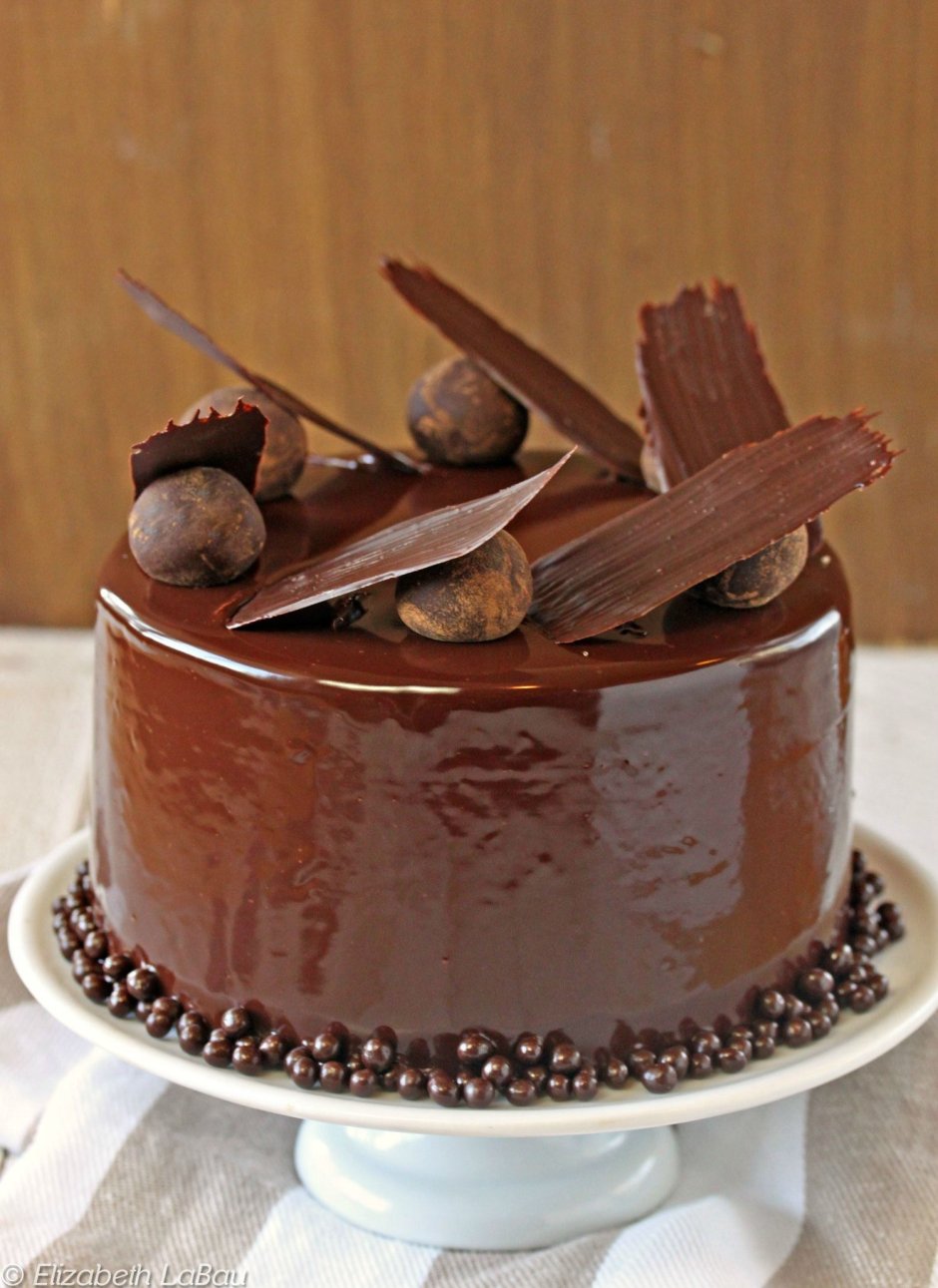 Украшение торта шоколадными перьями