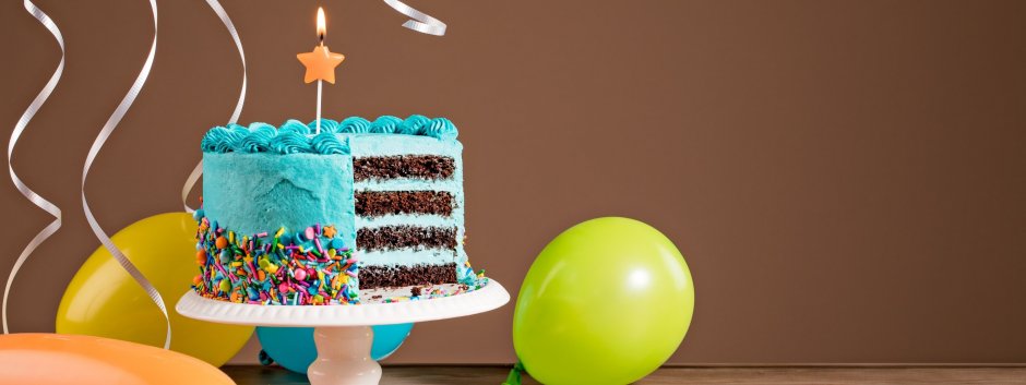 Надпись на медовом торте с днем рождения