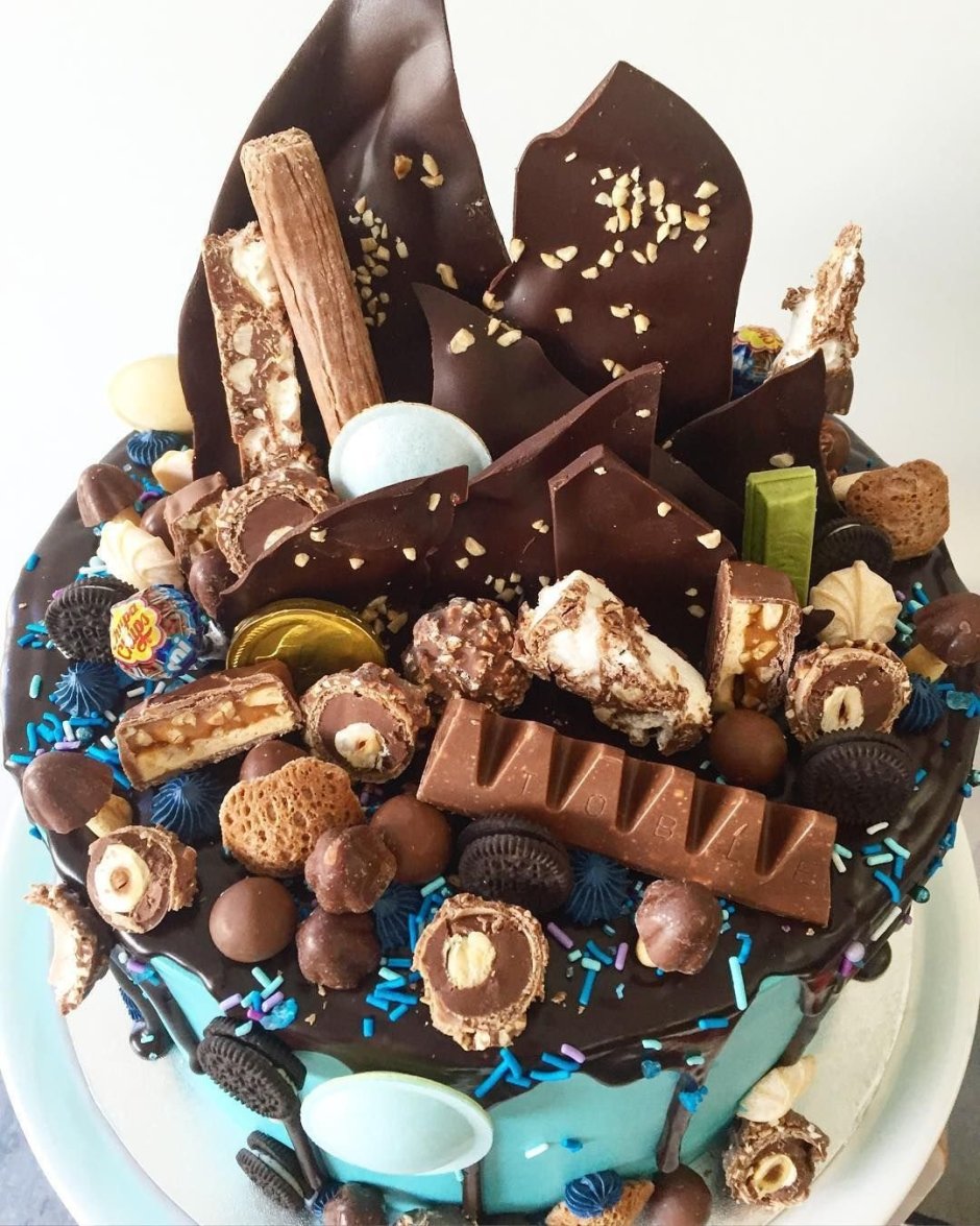 Шоколадный торт с конфетами