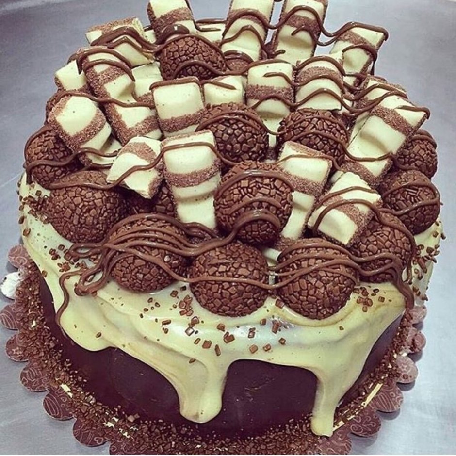 Торт с шоколадными вкусняшками сверху