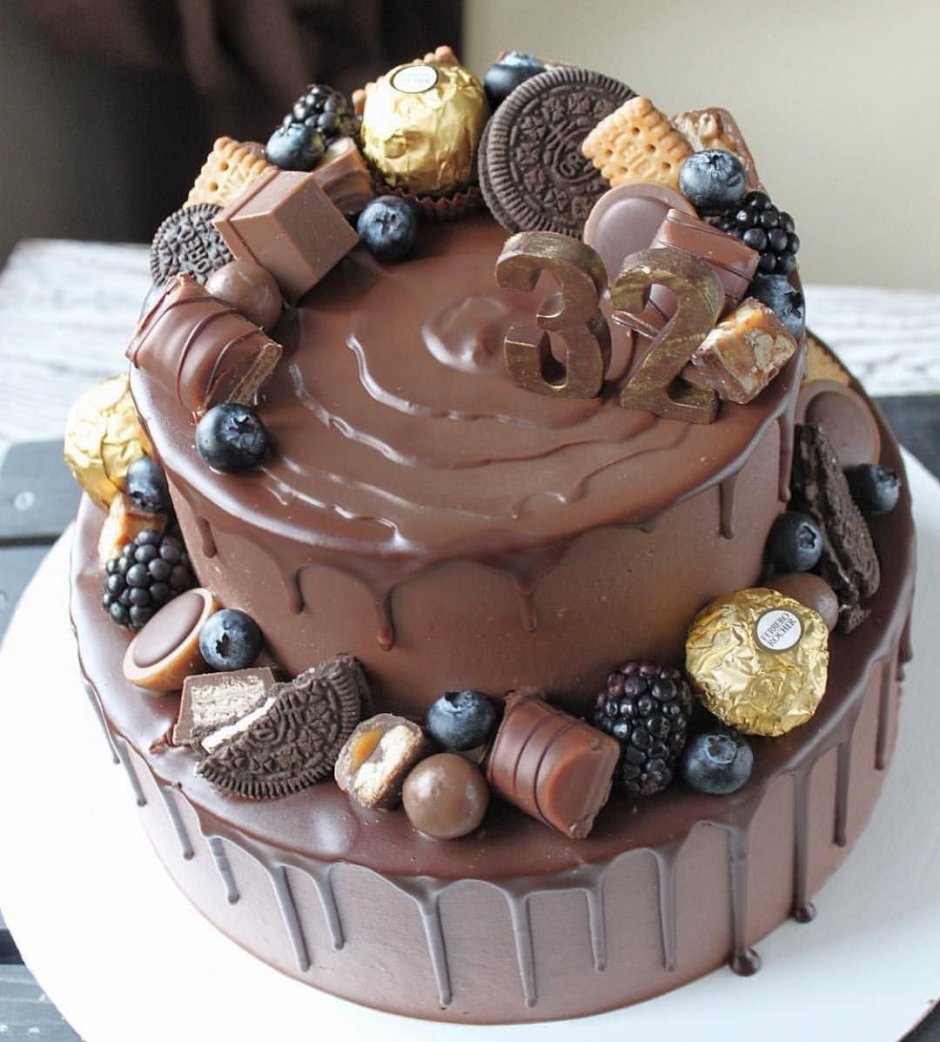 Украшение торта шоколадом и печеньем