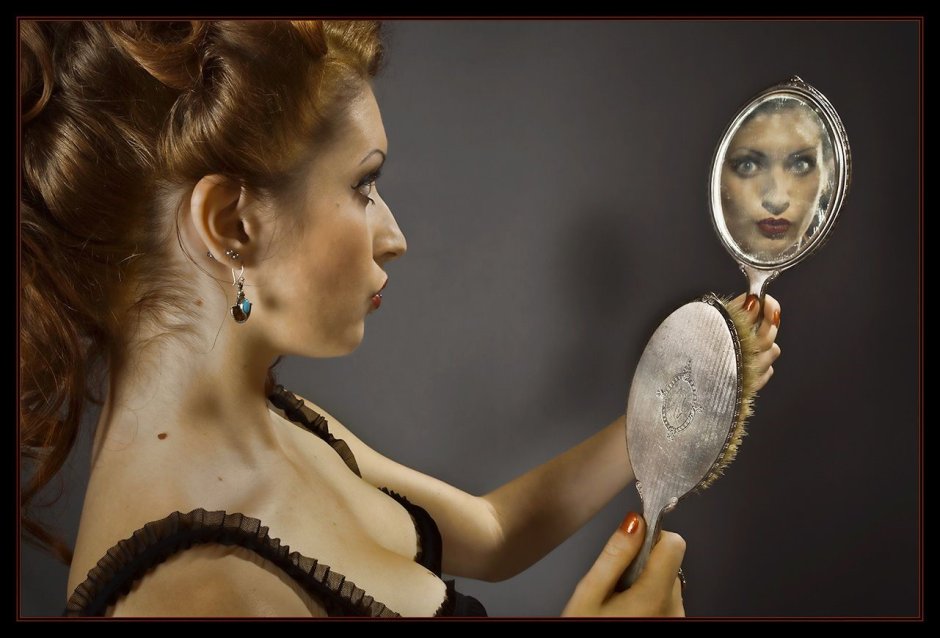 Девушка с зеркалом в руках