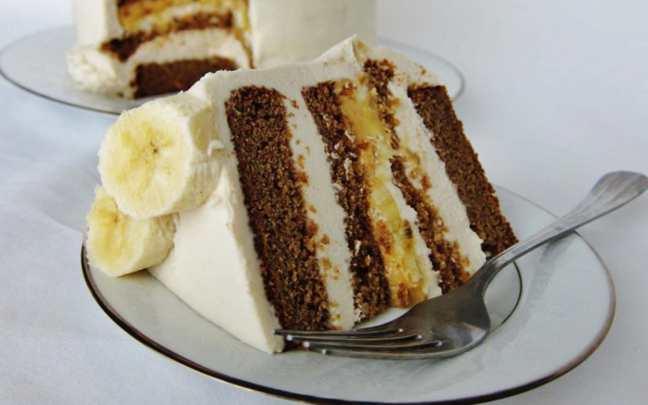 Шоколадный торт с заварным кремом и бананами