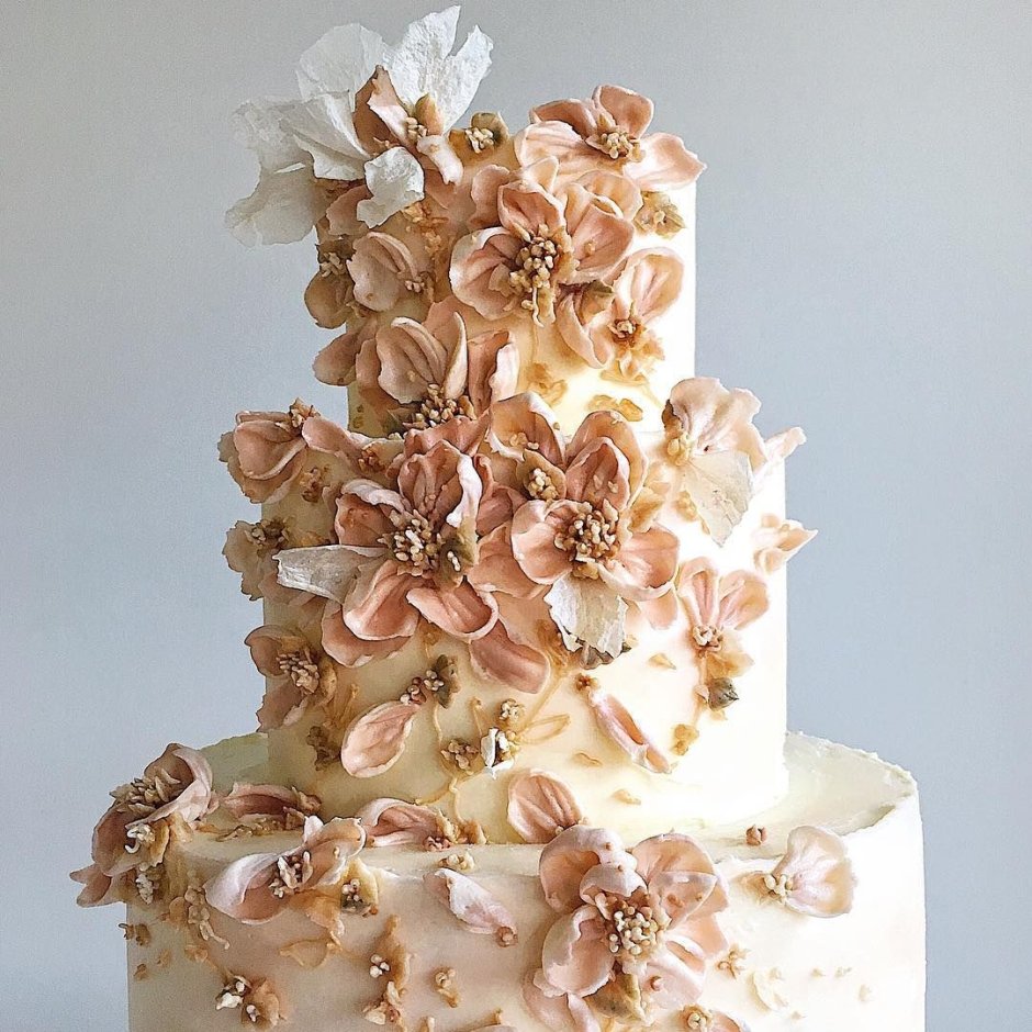 Одноярусный свадебный торт с золотыми и цветами