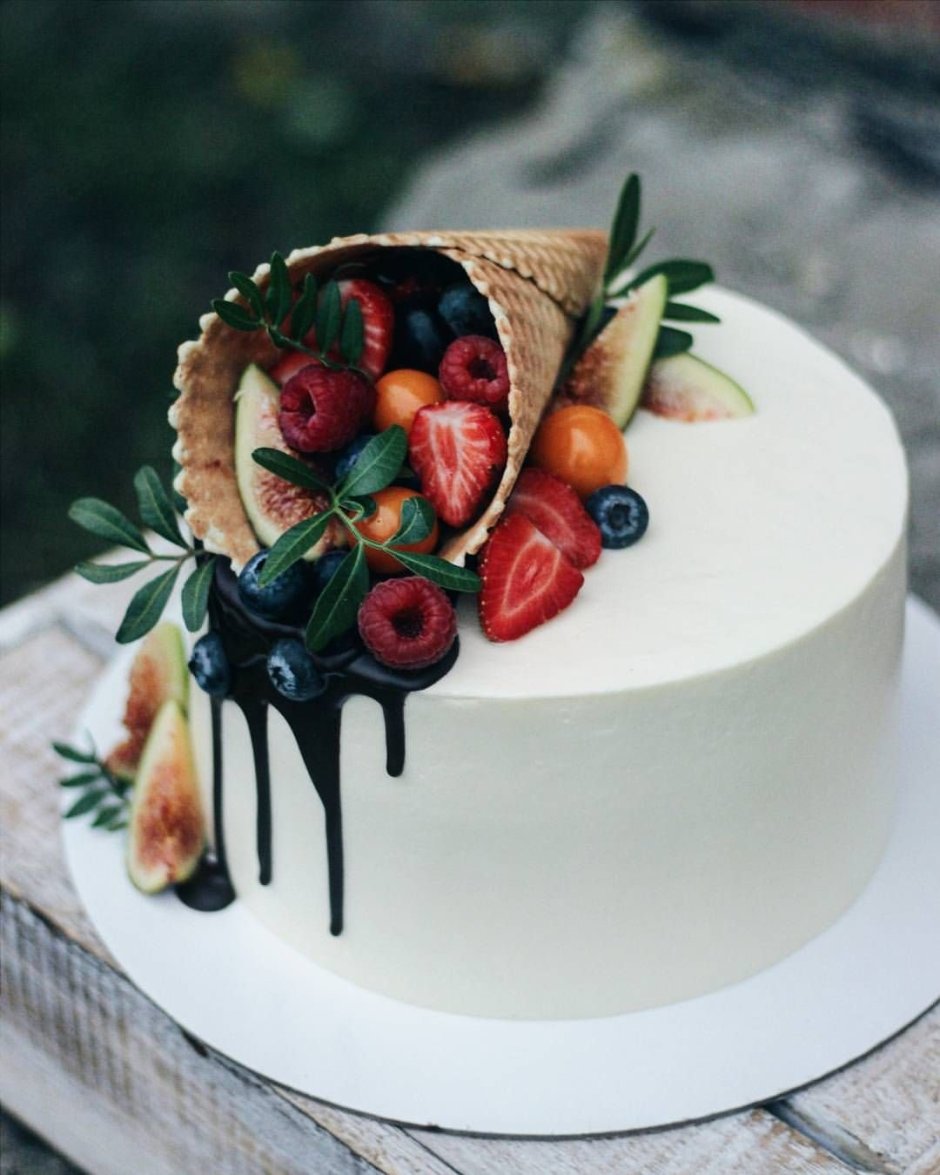 Украшение торта ягодами и сладостями