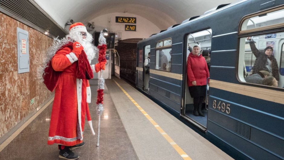 Новогодний поезд метро Санкт Петербург